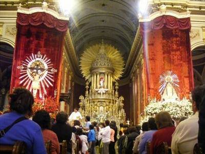 Imagen del interior de la iglesia Catedral con las imágenes del Señor y la Virgen del Milagro de Salta Argentina.