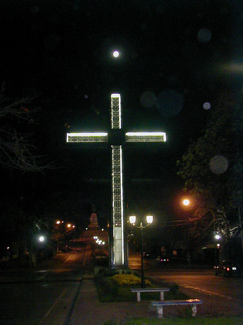 Unsplashed iluminación de la Cruz del Congreso Eucarístico de Salta en la noche