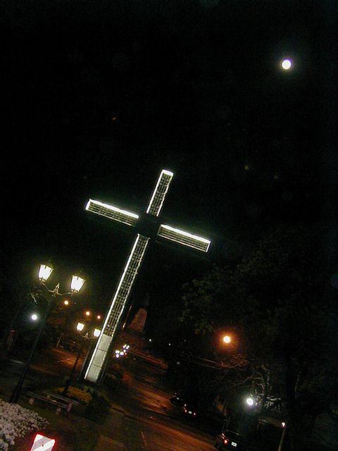 Foto de la Cruz del Congreso Eucarístico de la Provincia de Salta en la noche con la luna