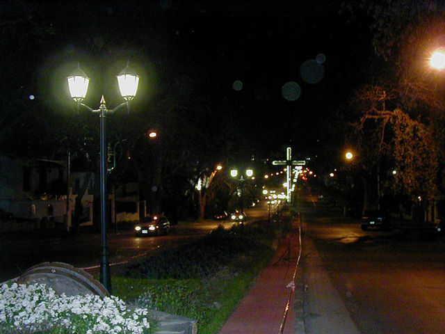 Foto del boulevard del Paseo Güemes en una noche de otoño donde se encuentra la Cruz