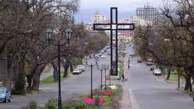 Foto de la Cruz de hierro al pie del Monumento a Martín Miguel de Güemes de Salta Capital.