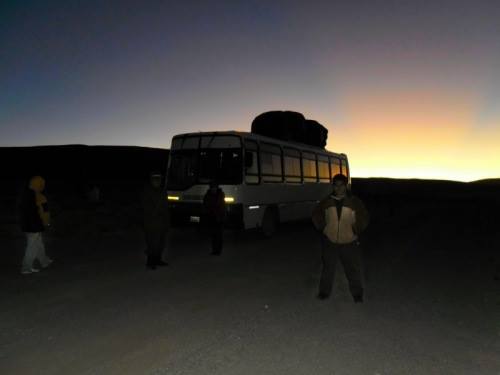 Foto del bus utilizado para la excursión a la mina La Casualidad, San Antonio de los Cobres, Salta.