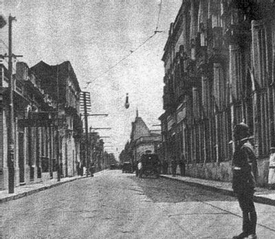 Foto de la calle Mitre por donde circulaba el tranvía, también se ve un policía con su prenda típica de la época a finales del siglo pasado.