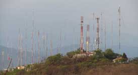 Foto de las antenas de televisón y radio en la cima de uno de los cerros salteños.