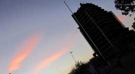 Foto del cielo colorido en la ciudad de Salta Capital.