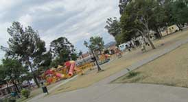Foto de los juegos para niños en la plaza Evita de Salta.