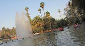 Foto de la fuente y el lago del parque San Martín de la ciudad de Salta.
