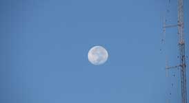 Foto de la luna llena en la tarde de Salta.