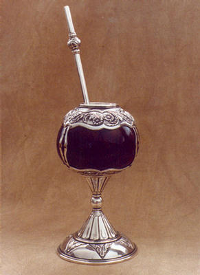 Foto de mate artesanal decorado con plata y su bombilla.