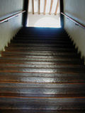 Foto de la escalera colonial que comunica al primer piso