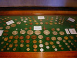 Foto de monedas y medallas que se usaron en el pasado