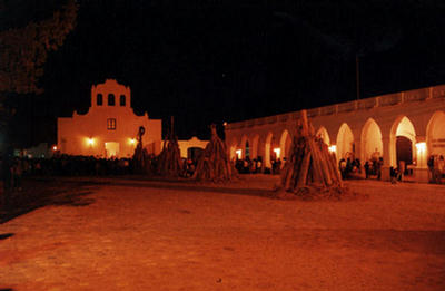 Imagen de la preparación de la quema de Cactus secos frente a la iglesia y museo de Cachi, provincia de Salta.