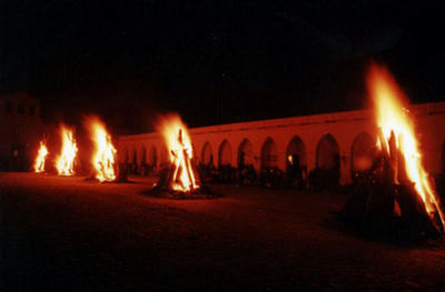 Imagen de la quema de cactus secos frente a la iglesia y el museo arqueológico de Cachi, provincia de Salta.