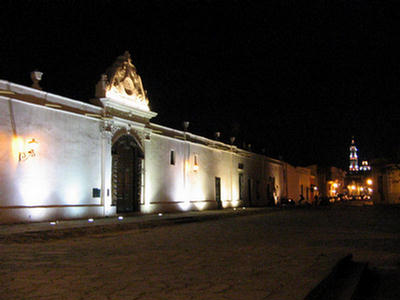 Foto iluminación del patio y puerta del Convento San Bernardo de Salta