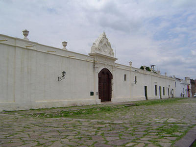 Foto del patio y la puerta del convento San Bernardo de Salta