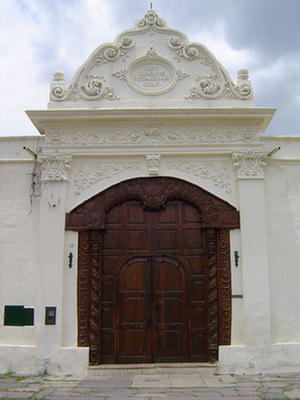 Foto de la puerta grabada y tallada del Convento San Bernardo de Salta