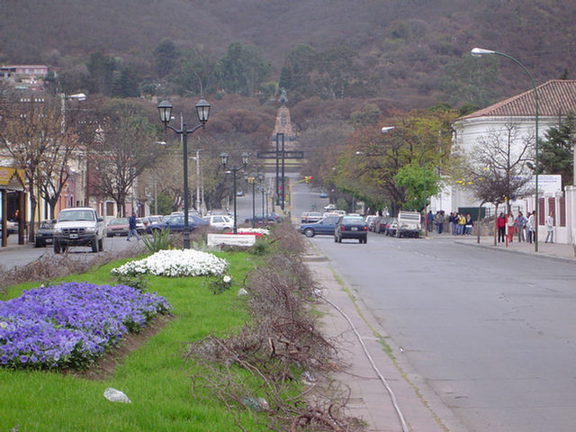 Foto del boulevard del Paseo Güemes donde se encuentra la Cruz