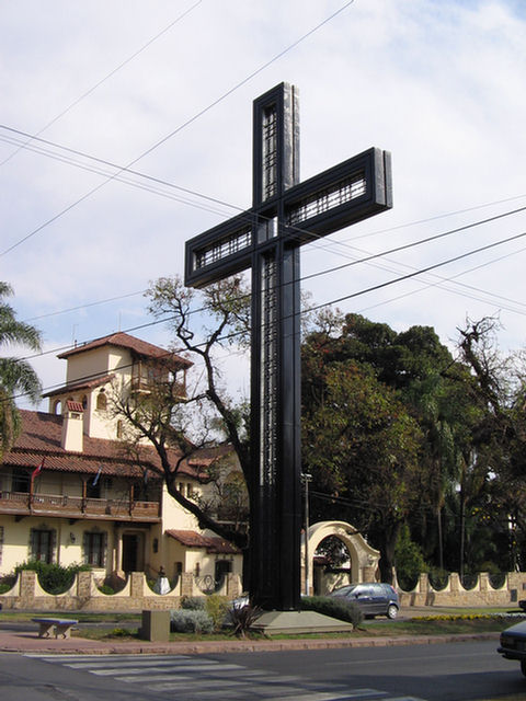 Foto de la Cruz del Congreso Eucarístico de la Provincia de Salta infestada de cables privados