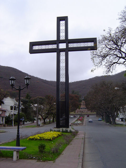 Foto de la Cruz del Congreso Eucarístico de la Provincia de Salta con el monumento a Güemes de fondo