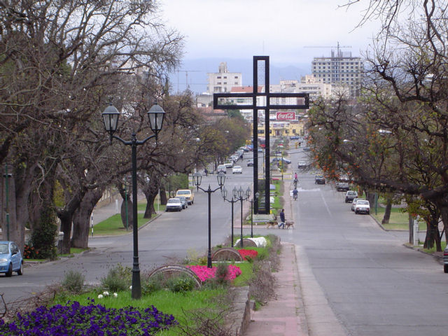 Foto con las flores alrededor de la Cruz del Congreso Eucarístico de la Provincia de Salta