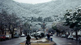 Foto del pie del cerro San Bernardo cubierto de nieve.