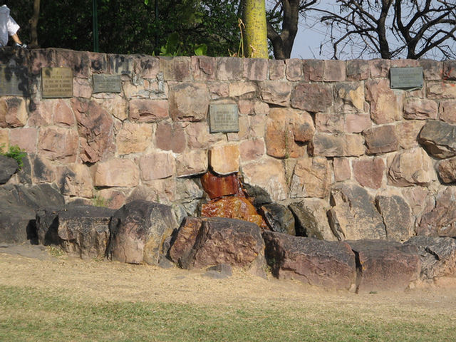 Foto de la fuente a la derecha del monumento a Güemes en Salta