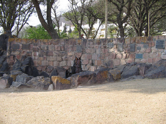 Foto de la fuente a la izquierda del monumento a Güemes en Salta