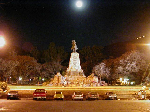 Unsplashed iluminación del monumento a Martin Miguel de Güemes de Salta