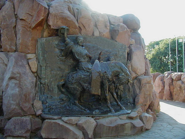 Foto de imagen en bronce de jinete domando un caballo en el monumento a Güemes en Salta