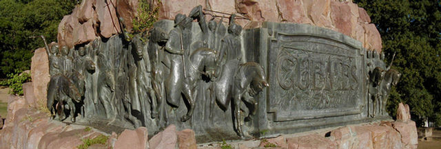 Foto de imagen en bronce de soldados y el labrado de la palabra Güemes