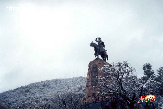 Foto de Güemes cuidando la ciudad y como protegido de la nieve, Salta.