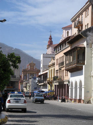 Foto de los balcones coloniales frente a la Plaza 9 de Julio en Salta.