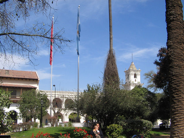 Foto del campanario del Cabildo, frente a la Plaza 9 de Julio.