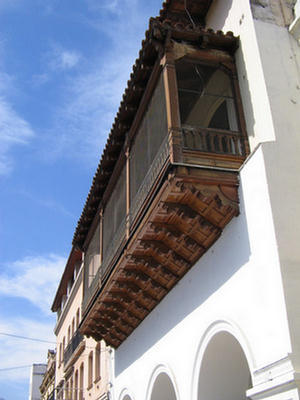 Foto del balcón colonial frente a la Plaza 9 de Julio en Salta.