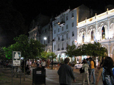 Foto de los edificios coloniales iluminados, frente a la Plaza 9 de Julio de Salta.