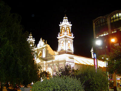 Foto de la iglesia Catedral de Salta iluminada en la noche, desde la Plaza 9 de Julio.