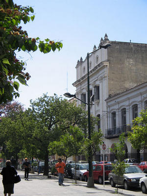 Foto de construcciones coloniales que rodean la plaza 9 de Julio.