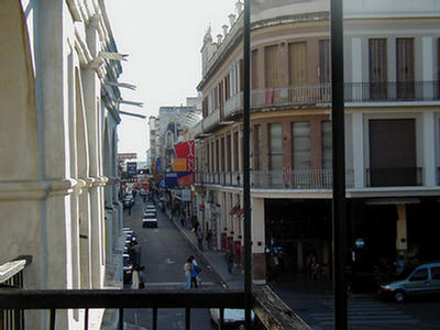 Foto, desde la vista del balcón del Cabildo de Salta, de la esquina Caseros y Bartolomé Mitre.