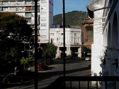 Foto, desde la vista del balcón del Cabildo de Salta, de la esquina Caseros y Zuviría.