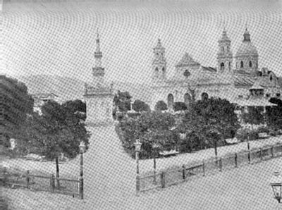 Foto de la Antigua Plaza Central a fines del siglo pasado.