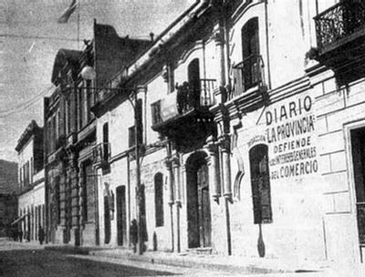Foto de la calle España, entre calles Mitre y Balcarce, con el local del diario llamado La Provincia, en 1936.