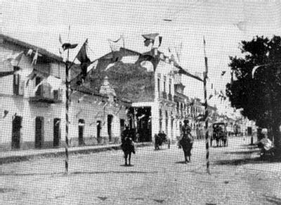 Foto de banderas y banderines, luego de un festejo popular en la Plaza 9 de Julio, en 1903.