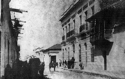 Foto del Balcón colonial en Calle 20 de Febrero y Caseros, hacia 1890.