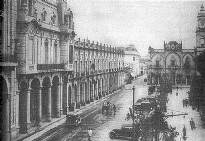 Foto de las calle Mitre, frente a la Plaza 9 de Julio, en 1932.