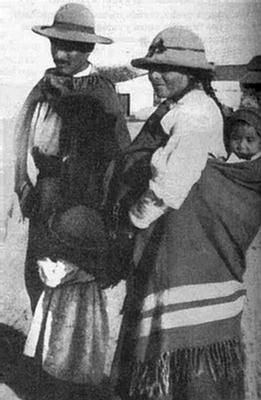 Foto de matrimonio de nativos de la Puna salteña, con vestimenta típica, hacia 1940.