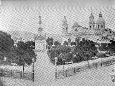 Imagen de la Catedral de Salta Capital desde la plaza 9 de Julio en el año 1.962.
