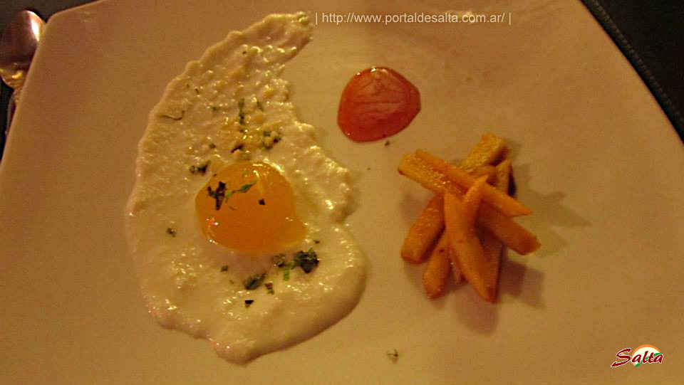 Foto del postre con forma de huevo y papas fritas de manzana, Bartz Salta.