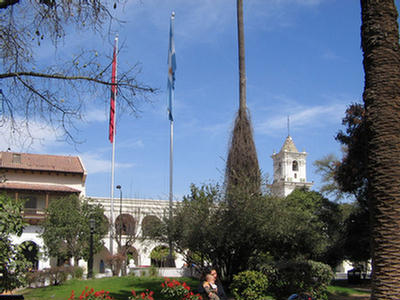 Imagen de la bandera de la provincia de Salta y de Argentina en el centro de la ciudad salteña, sobre la plaza 9 de Julio.