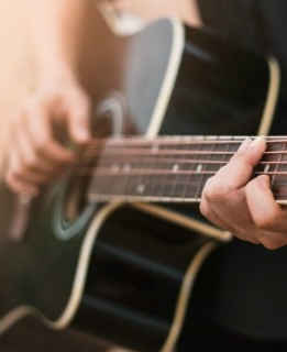 Unsplashed imagen de tocando la guitarra